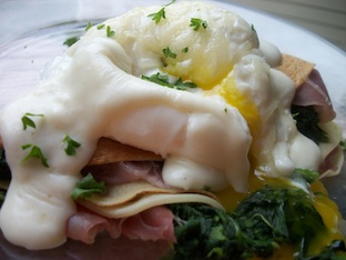 poached eggs with spinach and ham over crepes